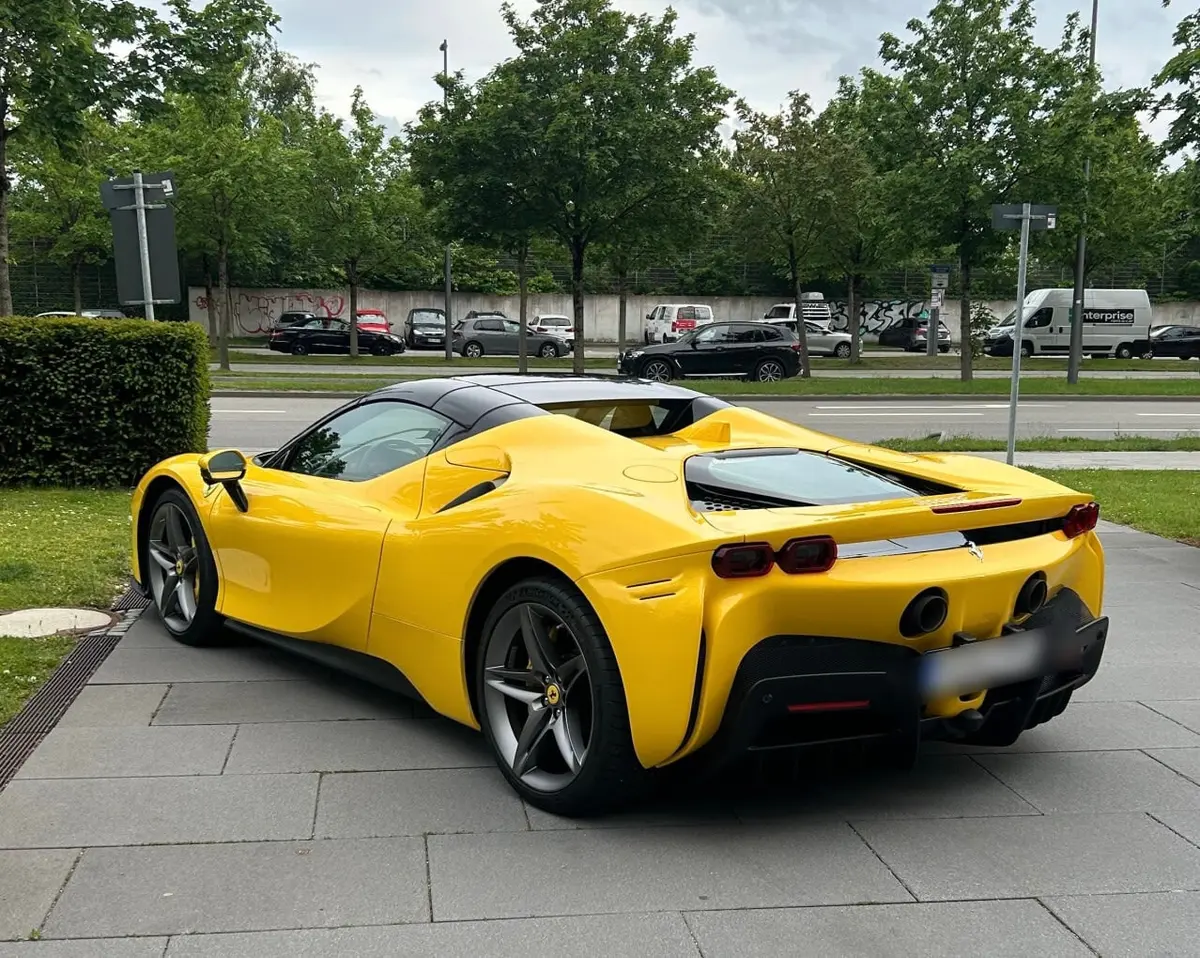 Ferrari SF90 Spider 2024, vista frontale — Milan Luxury Cars, Milano
