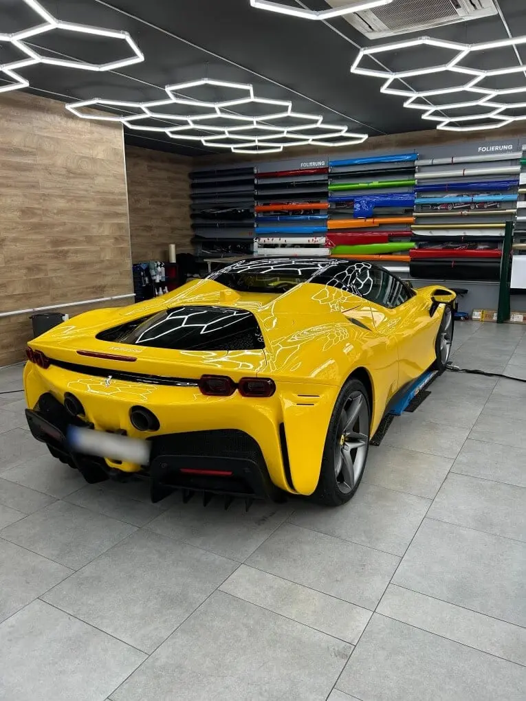 Ferrari SF90 Spider 2024, vista posteriore — Milan Luxury Cars, Milano