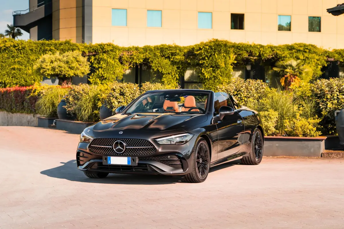Mercedes Benz CLE 300 Cabriolet AMG Premium 2025, cruscotto — Milan Luxury Cars, Milano
